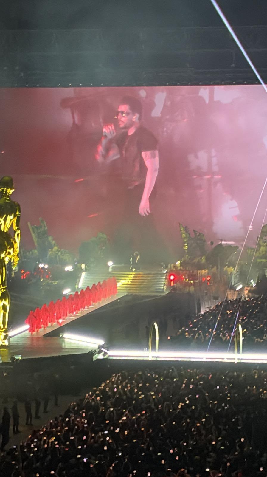 The Weeknd first showed the glasses to the entire audience to admire, then happily put them on — energized by his idol's blessing, he was full of energy.