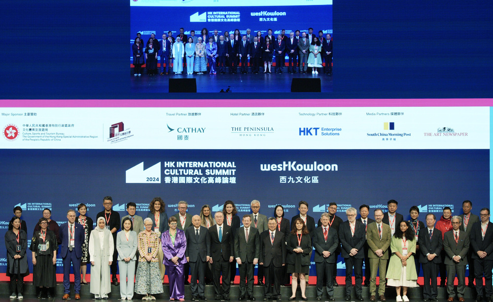 Henry Tang with summit participants. Below: John Lee. sing tao Henry Tang with summit participants. Below: John Lee. sing tao