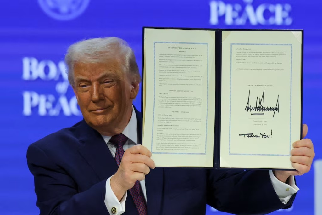  U.S. President Donald Trump holds a signed Charter of the Board of Peace, as he takes part in a charter announcement for his Board of Peace initiative aimed at resolving global conflicts, alongside the 56th annual World Economic Forum (WEF), in Davos, Switzerland. REUTERS/Denis Balibouse 