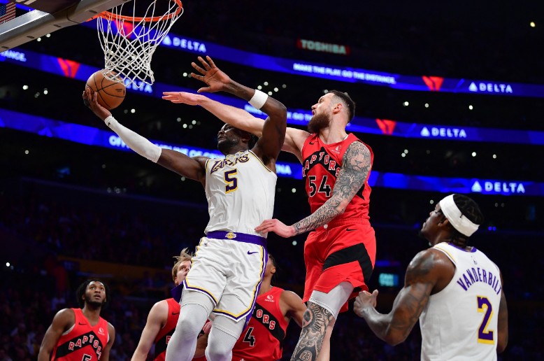 Deandre Ayton drives to the basket against Toronto’s Sandro Mamukelashvili. REUTERS