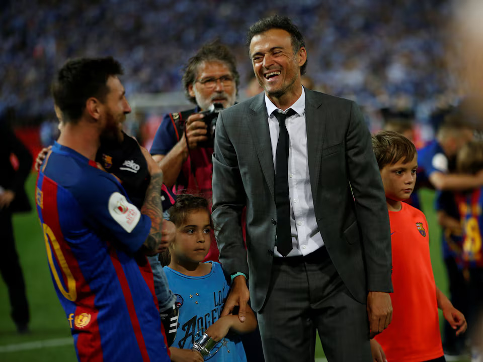 Football Soccer - FC Barcelona v Deportivo Alaves - Spanish King's Cup Final - Vicente Calderon Stadium, Madrid, Spain - 27/5/17 Barcelona’s Lionel Messi and Luis Enrique, with their children, celebrate at the end of the match/Reuters / Susana Vera/File Photo