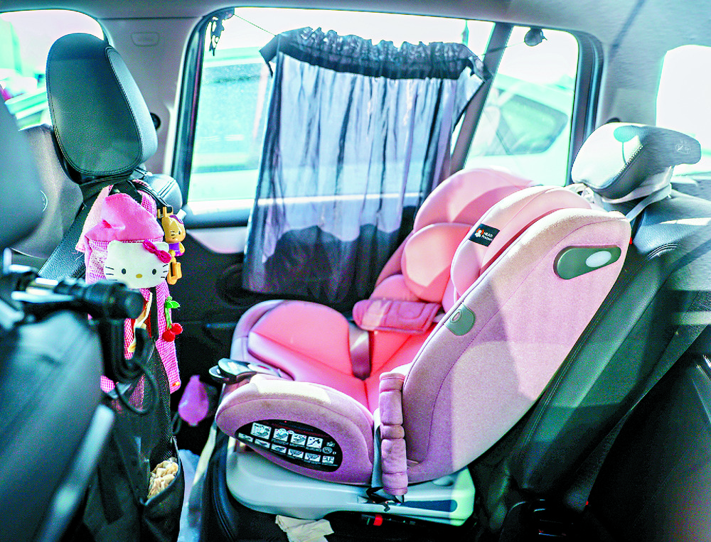 Current rules state that children under the age of three must be secured in an approved device when traveling in the front seat. SING TAO Current rules state that children under the age of three must be secured in an approved device when traveling in the front seat. SING TAO