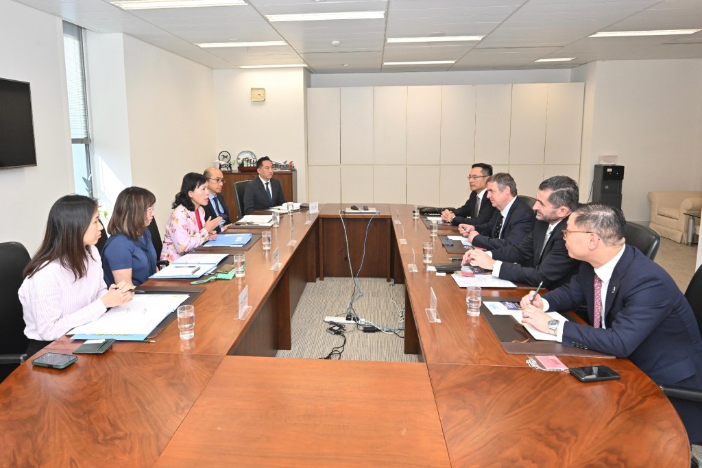 The Secretary for Transport and Logistics, Ms Mable Chan (third left), met with the Secretary General of the International Chamber of Shipping (ICS), Mr Guy Platten (third right), and his designated successor, Mr Thomas Kazakos (second right), today (May 12) to solidify plans for the Hong Kong Special Administrative Region Government and the ICS to co-host the second Global Maritime Trade Summit during Hong Kong Maritime Week in November this year. The Secretary for Transport and Logistics, Ms Mable Chan (third left), met with the Secretary General of the International Chamber of Shipping (ICS), Mr Guy Platten (third right), and his designated successor, Mr Thomas Kazakos (second right), today (May 12) to solidify plans for the Hong Kong Special Administrative Region Government and the ICS to co-host the second Global Maritime Trade Summit during Hong Kong Maritime Week in November this year.