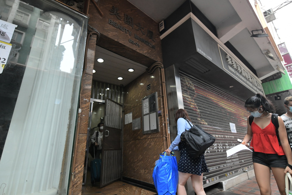 Isolation arrangements could be tightened again if the pandemic situation worsens, says Sophia Chan. Left: residents returning from quarantine arrive at Beauty Mansion.SING TAO Isolation arrangements could be tightened again if the pandemic situation worsens, says Sophia Chan. Left: residents returning from quarantine arrive at Beauty Mansion.SING TAO