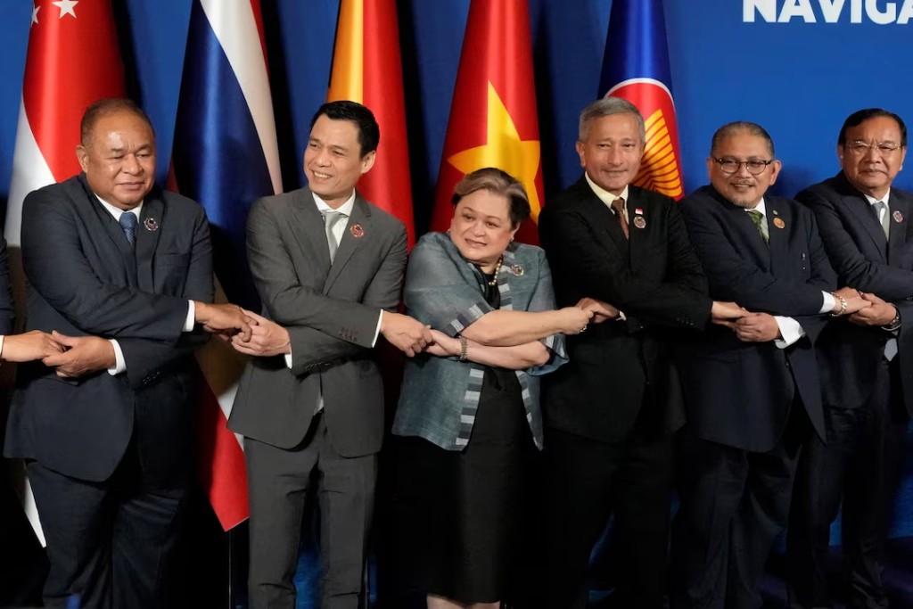 East Timor's Foreign Minister Bendito dos Santos Freitas, Vietnam's Deputy Minister of Foreign Affairs Dang Hoang Giang, Philippine’s Foreign Secretary Theresa Lazaro, Singapore's Foreign Minister Vivian Balakrishnan, Brunei's Second Foreign Minister Erywan Pehin Yusof, and Cambodia's Foreign Minister Prak Sokhonn hold hands during a group photo session at the ASEAN Foreign Ministers’ Meeting, May 7, 2026. Aaron Favila/Pool via REUTERS