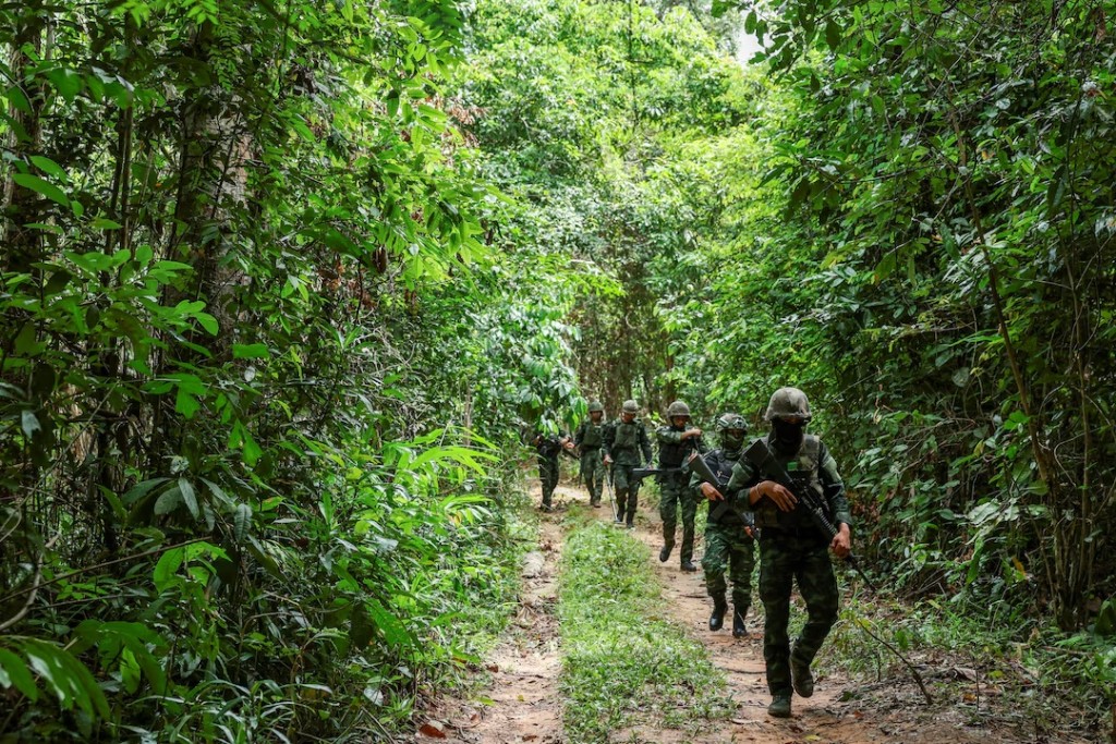 Thai military personnel walk near the forested disputed border between Thailand and Cambodia in the Chong Bok area, following the first incident on July 16 that severed a Thai soldier’s left ankle while he was on patrol, in Ubon Ratchathani province, Thailand, August 27, 2025. REUTERS/Chalinee Thirasupa