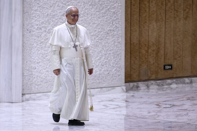 Pope Leo XIV arrives to hold an audience with representatives of the media in Paul VI hall at the Vatican, May 12, 2025. REUTERS/Guglielmo Mangiapane/File Photo 