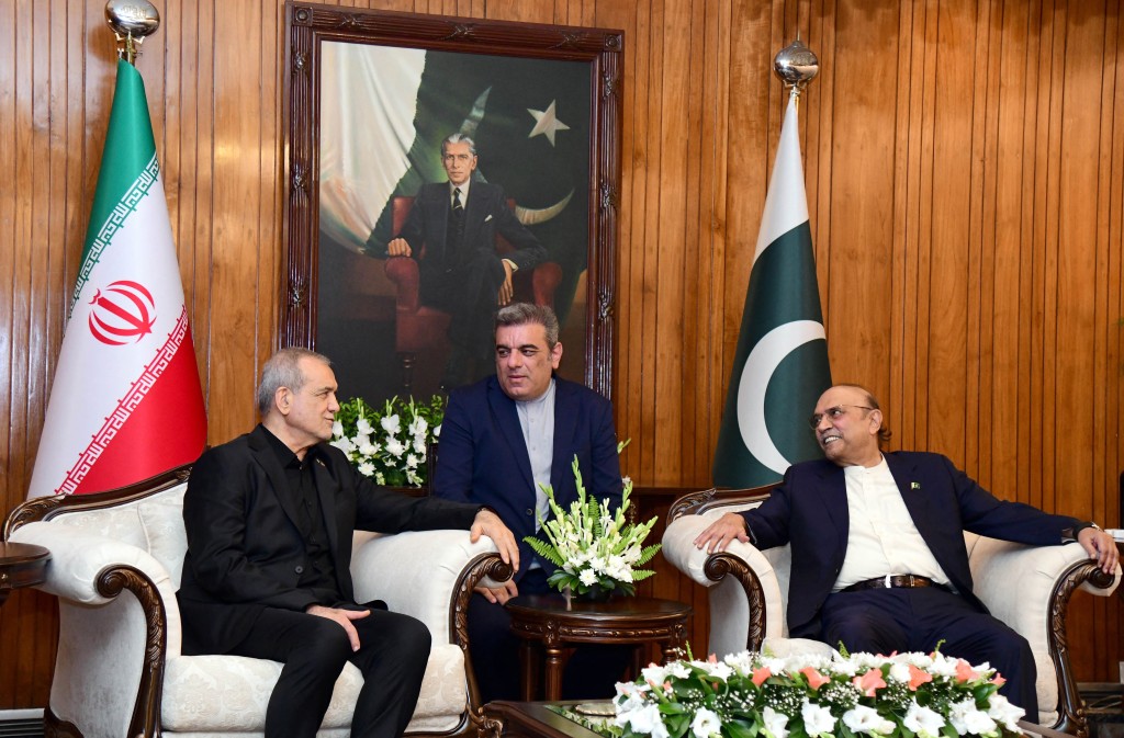Photo by - / PAKISTAN'S PRESIDENT HOUSE / AFP  This handout photograph taken on June 23, 2026, and released by Pakistan's President House shows Pakistan's President Asif Ali Zardari (R) speaking with his Iranian counterpart Masoud Pezeshkian (L) during their meeting in Islamabad amid the US-Iran peace talks.