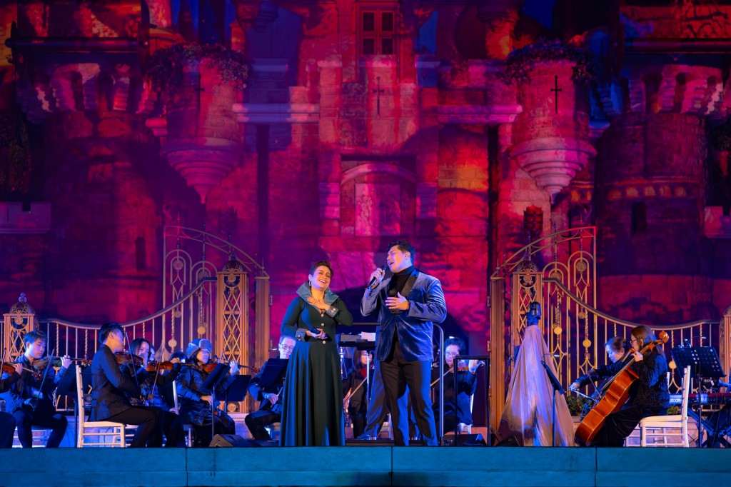 Salonga performed the classic "A Whole New World" with Gian Magdangal. 