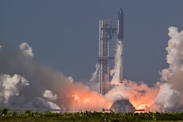 A SpaceX Super Heavy booster carrying the Starship spacecraft lifts off on its 12th test flight at Starbase, Texas, U.S., May 22, 2026. REUTERS/Steve Nesius 