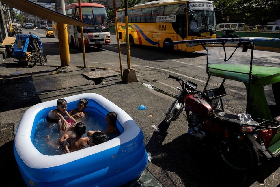 FILE PHOTO: Children swim in an inflatable pool during a hot day in Manila, Philippines, April 29, 2024. REUTERS/Eloisa Lopez/File Photo