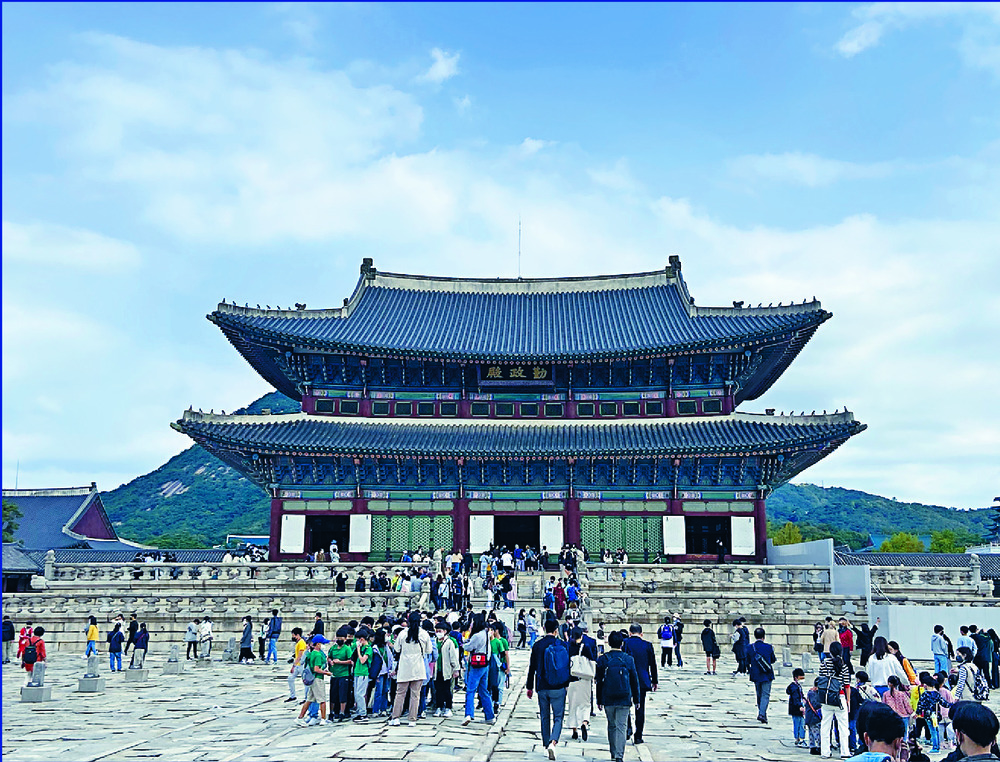 Diners in Namdaemun Market and tourists at Gyeongbokgung Palace. SOPHIE HUI Diners in Namdaemun Market and tourists at Gyeongbokgung Palace. SOPHIE HUI