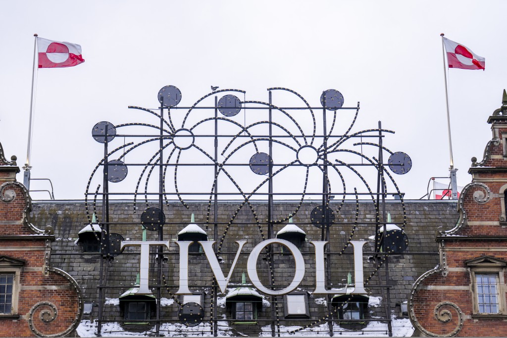 Photo by IDA MARIE ODGAARD / RITZAU SCANPIX / AFP  The Greenlandic flag (Erfalasorput) flies on the roof of Tivoli Castle in Copenhagen, on January 8, 2026.