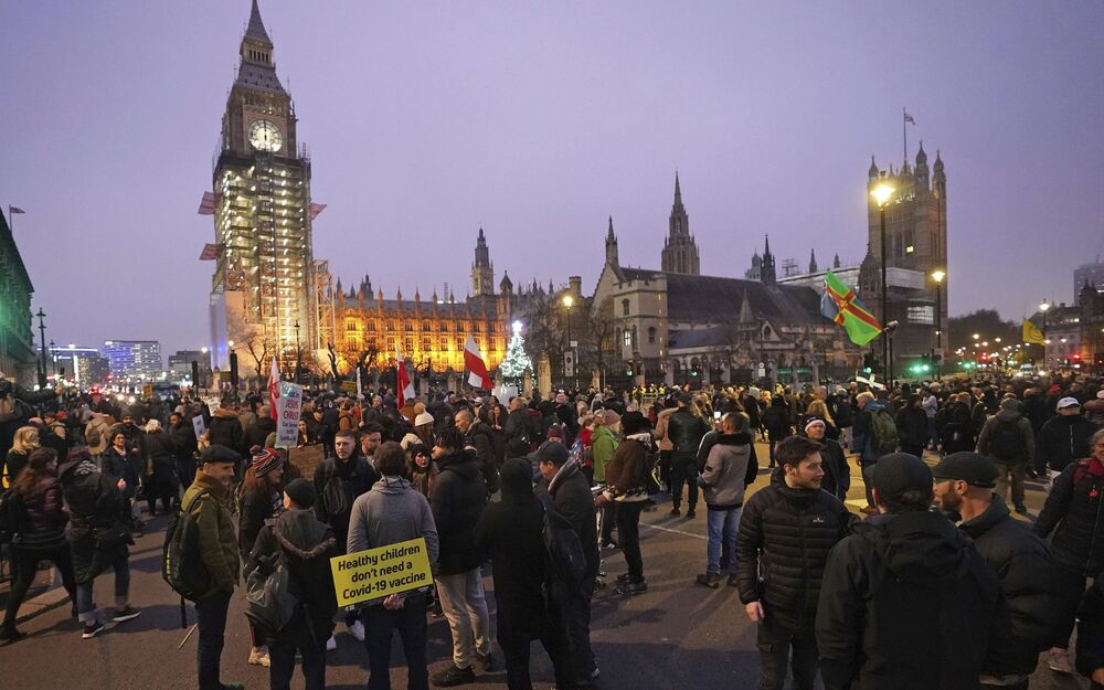 Anti-Covid-19 vaccination protesters demonstrate on Parliament Square in London, Dec 18, 2021. (AP) Anti-Covid-19 vaccination protesters demonstrate on Parliament Square in London, Dec 18, 2021. (AP)