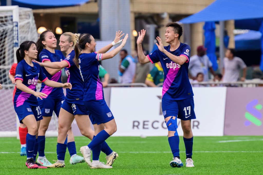 Cheung Wai-ki (rightmost) reacts after her goal. (Ike Images/HKFC Soccer Sevens) Cheung Wai-ki (rightmost) reacts after her goal. (Ike Images/HKFC Soccer Sevens)