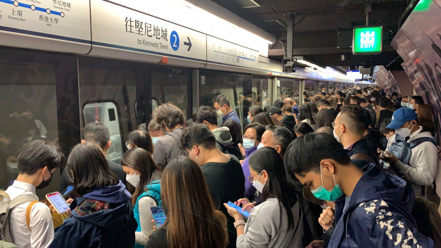 Huge number of passengers were stranded at the platform. Photo by Daniel Cheung on Facebook. 