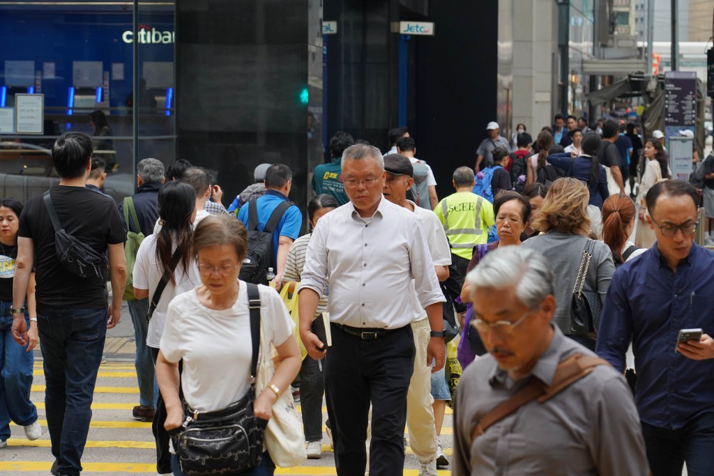 Labour Department figures show that the number of job seekers aged 60 or above registered with its job centers reached 9,908 in 2025.