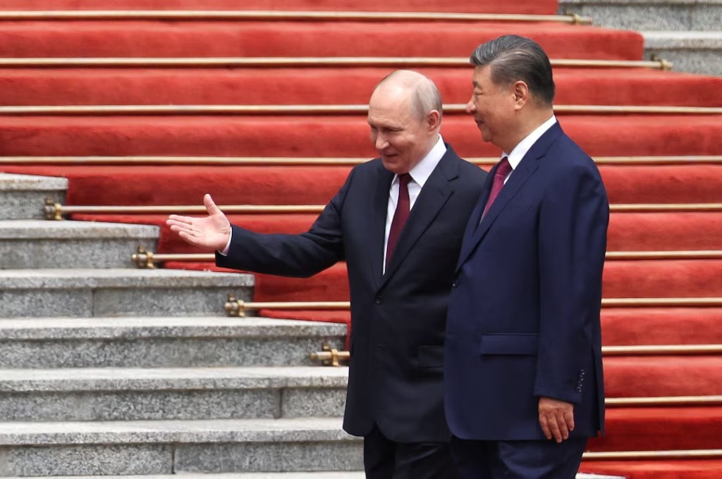  Russian President Vladimir Putin walks with Chinese President Xi Jinping during a welcoming ceremony at the Great Hall of the People in Beijing, China May 20, 2026. REUTERS/Maxim Shemetov/Pool