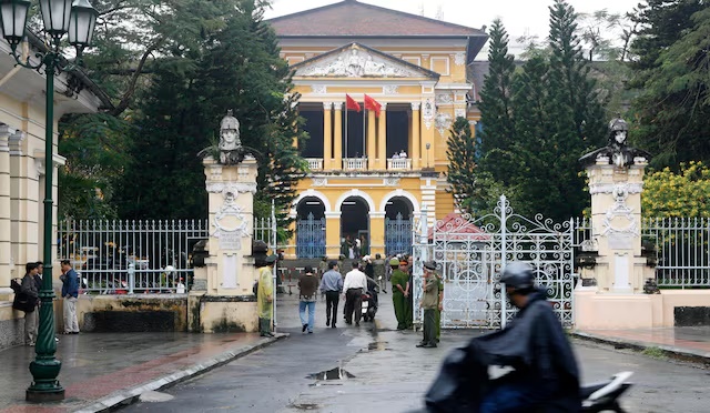A man rides a motorcycle past the People's Court in Ho Chi Minh city January 20, 2010. REUTERS/Kham/File Photo