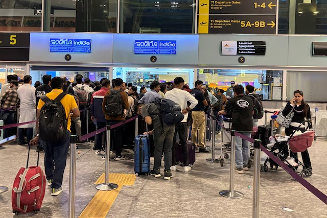 Travelers wait in queues at IndiGo ticketing kiosks to reschedule their flights at Kempegowda International Airport in Bengaluru, India, December 3, 2025. REUTERS/Abinaya Vijayaraghavan 