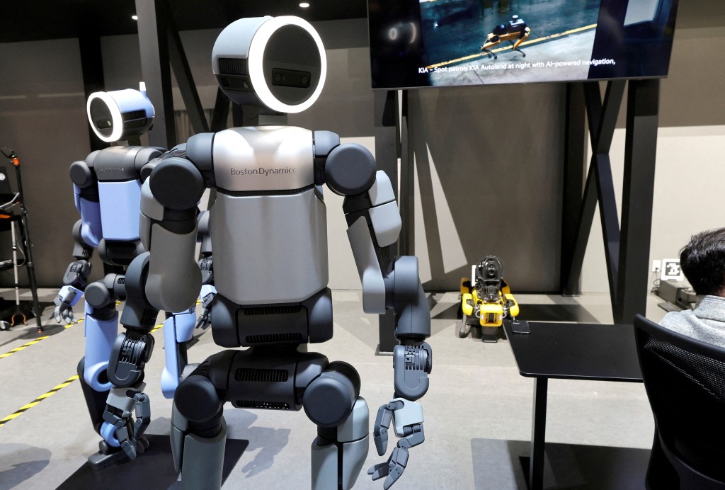 Boston Dynamics Atlas robots are displayed in the Hyundai Motor Group booth during CES 2026, an annual consumer electronics trade show, in Las Vegas, Nevada, U.S. January 6, 2026.  REUTERS/Steve Marcus