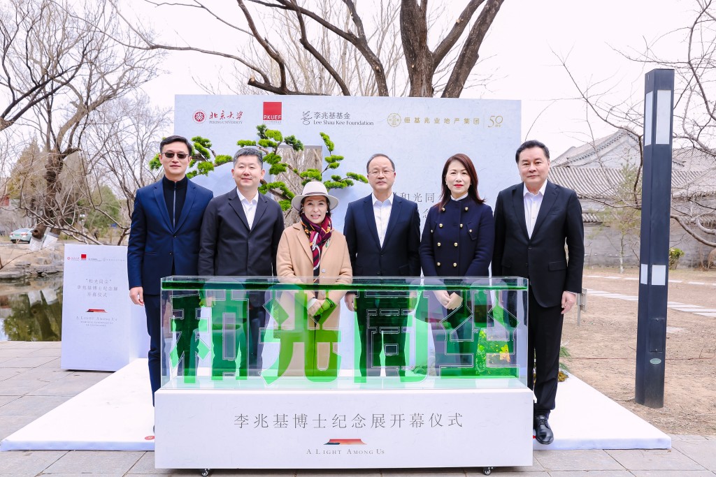 Margaret Lee (3rd form left) officiates the opening ceremony.
