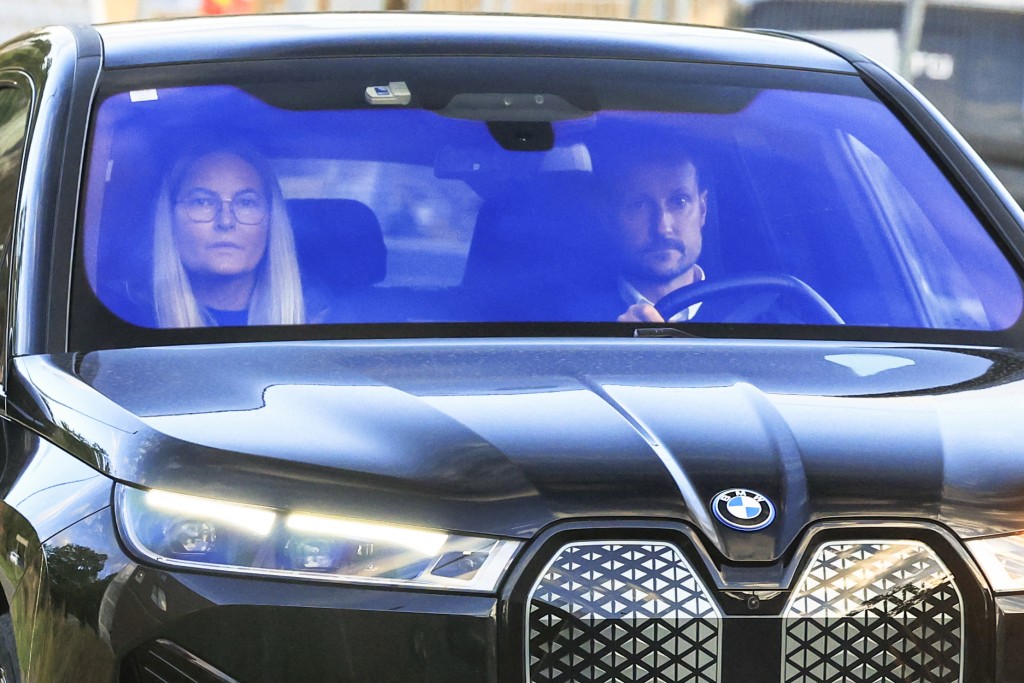 Photo by AMANDA PEDERSEN GISKE / NTB / AFP  Crown Prince Haakon of Norway and Crown Princess Mette-Marit of Norway arrive at the National Hospital, where King Harald V of Norway is admitted, in Oslo on August 27, 2026.