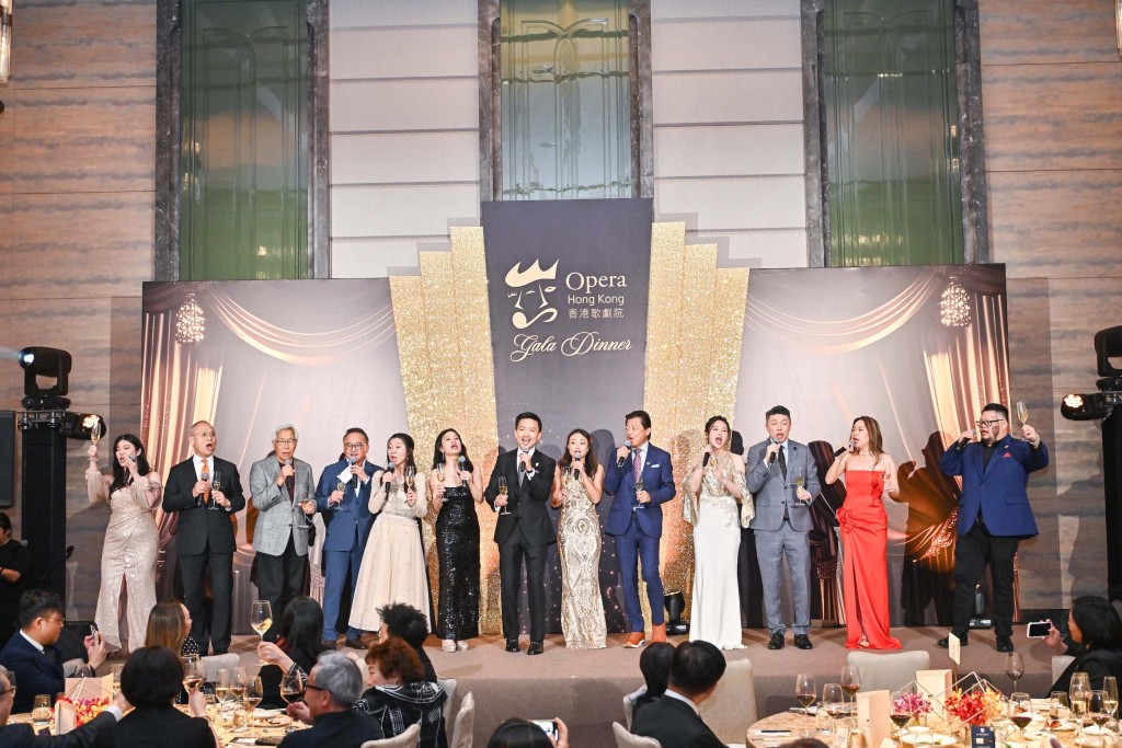 Warren Mok, Artistic Director of Opera Hong Kong, along with talented tenors and the six young female scholarship recipients, performed Brindisi from La Traviata on stage.