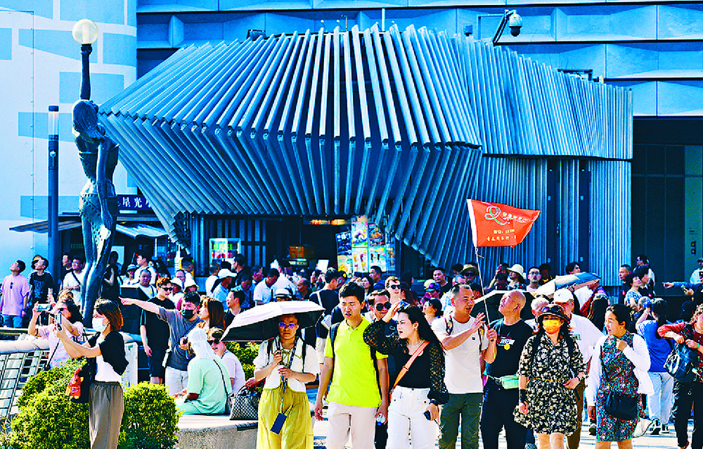 Tourists helped boost the economy. SING TAO Tourists helped boost the economy. SING TAO