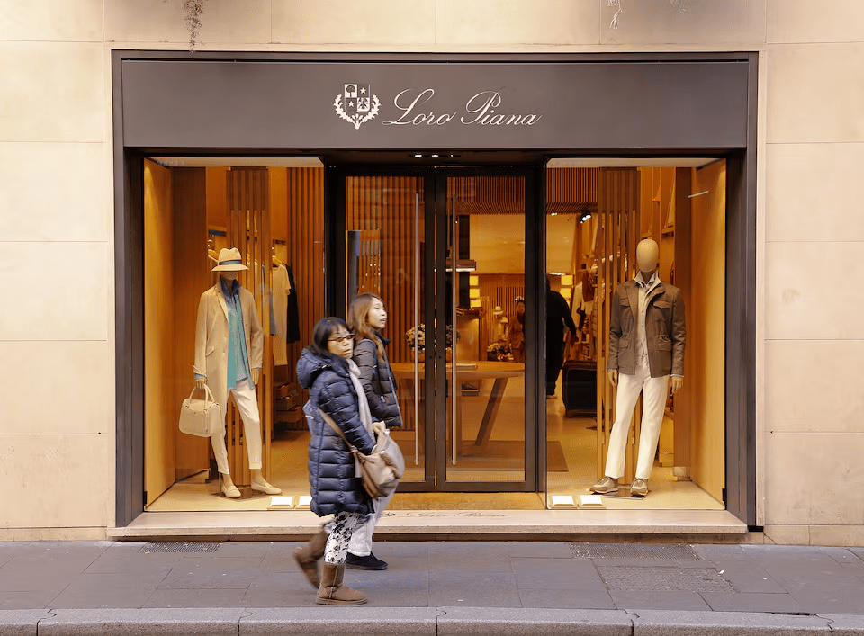 People walk past a Loro Piana shop in downtown Rome, Italy February 10, 2016. REUTERS/Tony Gentile/File Photo