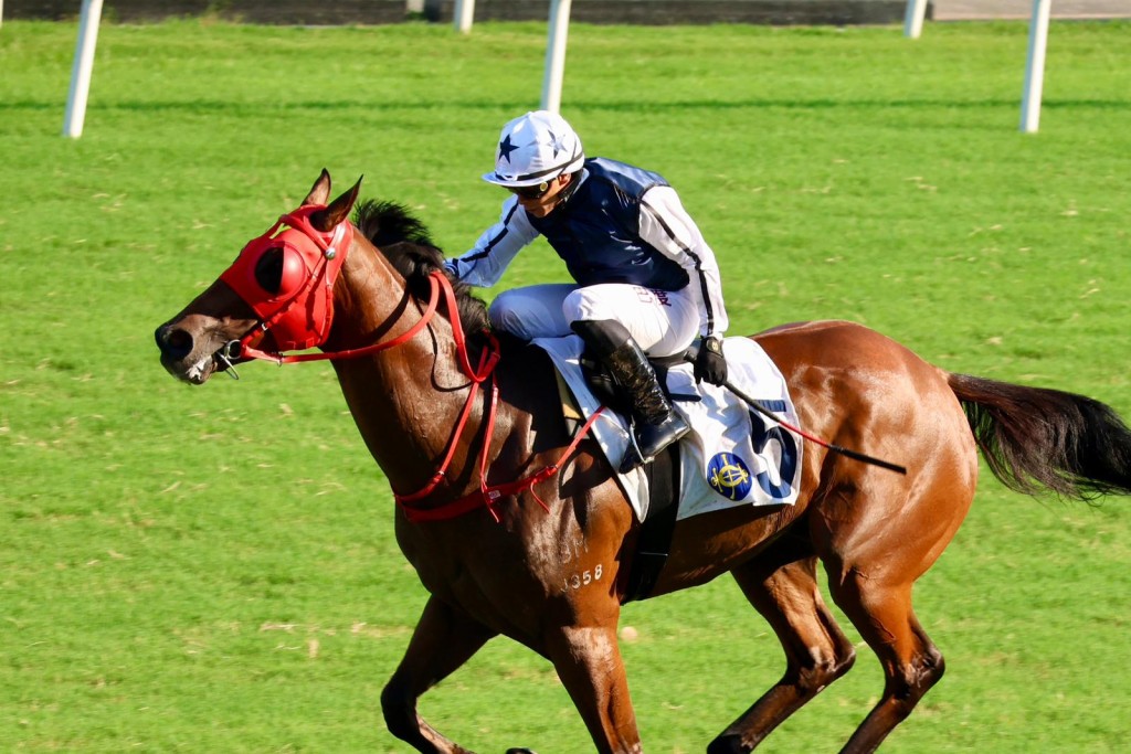 Alexis Badel chooses to stay center track and Fast Network makes the most of clear running to score (SING TAO) 