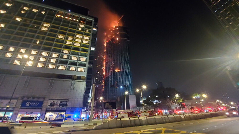 A blaze broke out last night at the 48-story luxury Kimpton Hong Kong hotel under construction in Tsim Sha Tsui.