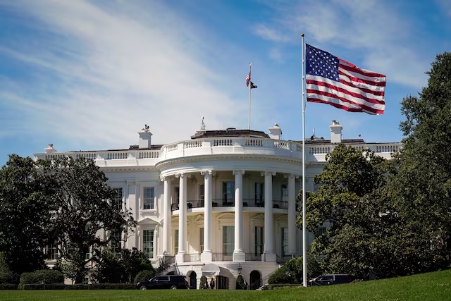 A general view of the White House as U.S. President Donald Trump's motorcade returns following a trip to Trump National Golf Club, in Washington, D.C., U.S., July 20, 2025. REUTERS/Al Drago
