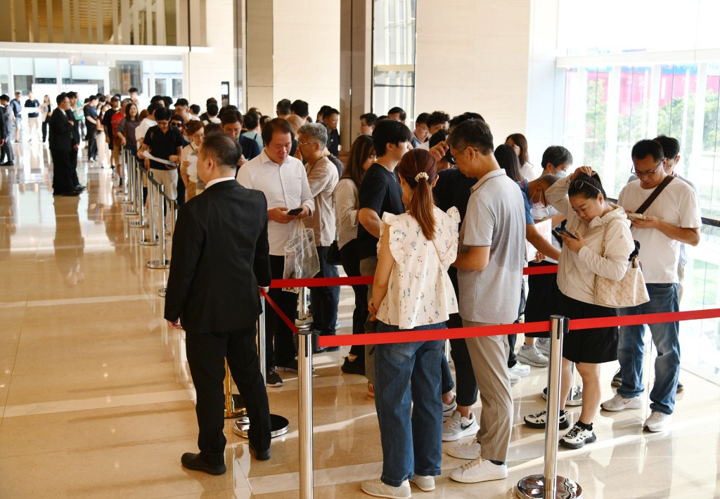 People line up to visit show flat of The Atlas I.
