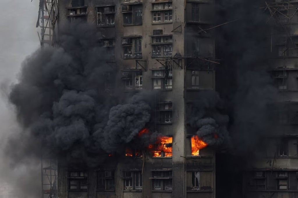  Thick smoke billows from the upper floors of a residential block at Wang Fuk Court housing estate during a major fire that engulfed bamboo scaffolding across multiple buildings, in Tai Po, Hong Kong, China, November 27, 2025. REUTERS/Tyrone Siu