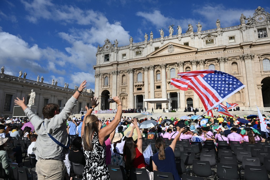 Pilgrims gather in front of Saint Peter’s Basilica ahead of a general audience celebrated by Pope Leo XIV, at St. Peter's Square in the Vatican on July 30, 2025. (Photo by Alberto PIZZOLI / AFP)