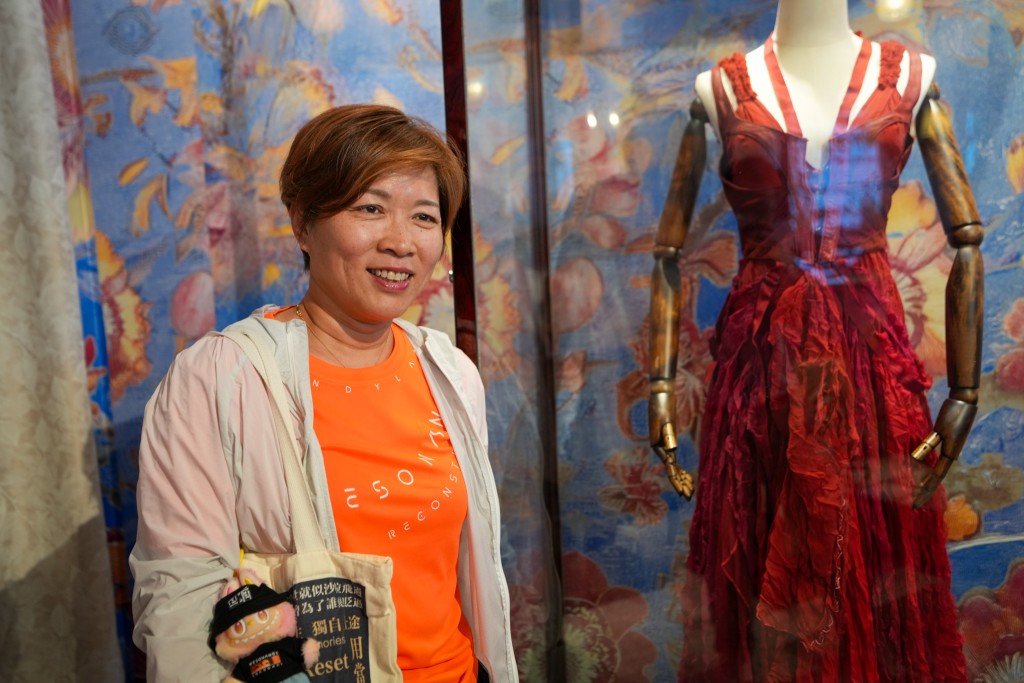 Ms. Kim, a fan from Shanghai, made a special trip to Hong Kong for two concerts and spent HK$90,000 within just two hours of arriving on the first day.
