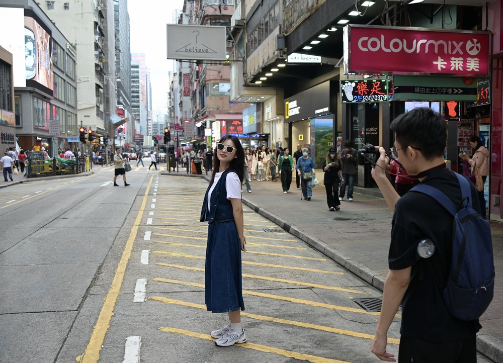 People snap pics in Mong Kok, taking advantage of Easter Sunday's light foot traffic. SING TAO People snap pics in Mong Kok, taking advantage of Easter Sunday's light foot traffic. SING TAO