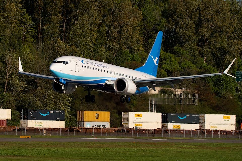  A Boeing 737 MAX 8, the second jet intended for use by a Chinese airline to be returned to its manufacturer, lands at Boeing Field, in Seattle, Washington, U.S. April 22, 2025. REUTERS/David Ryder/File Photo