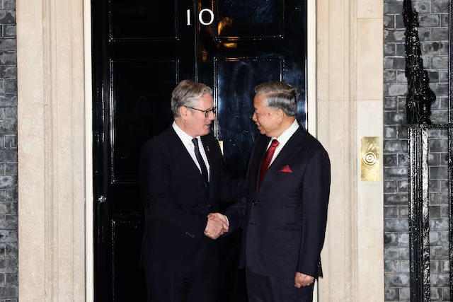 British Prime Minister Keir Starmer shakes hands with Vietnamese Communist Party chief To Lam, at Downing Street, in London, Britain, October 29, 2025. REUTERS/Jack Taylor 