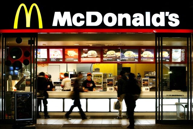 A McDonald's restaurant is seen in Tokyo November 29, 2008. REUTERS/Stringer (JAPAN)/File Photo