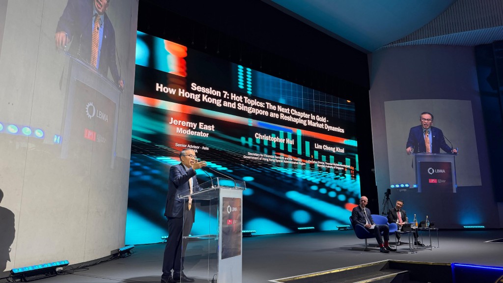 Hui (left) is introducing the suite of measures that Hong Kong is putting forward to foster the building of a gold trading ecosystem and its relevant progress at a panel discussion session. ISD