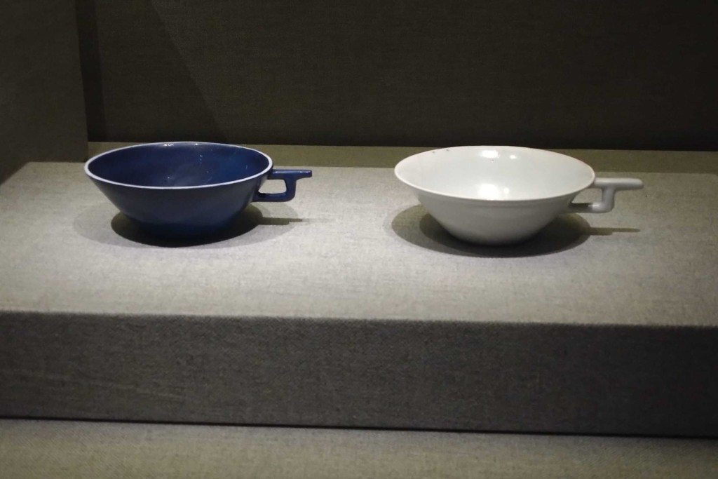 The unique Bauhaus minimal style is shown in the cups.