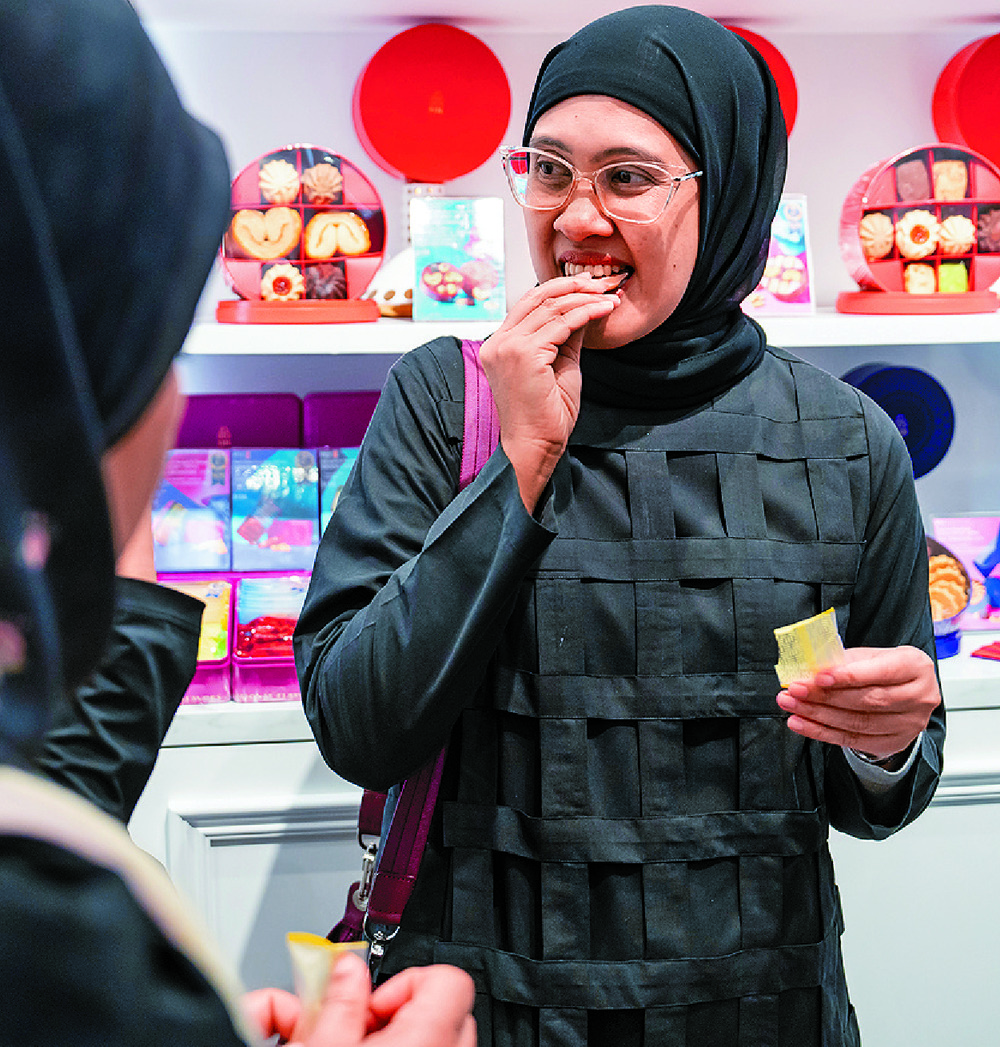 Travel trade representatives from Muslim countries visit a halal-certified gift shop, top, enjoy a meal and take pictures of giant pandas at Ocean Park. Travel trade representatives from Muslim countries visit a halal-certified gift shop, top, enjoy a meal and take pictures of giant pandas at Ocean Park.