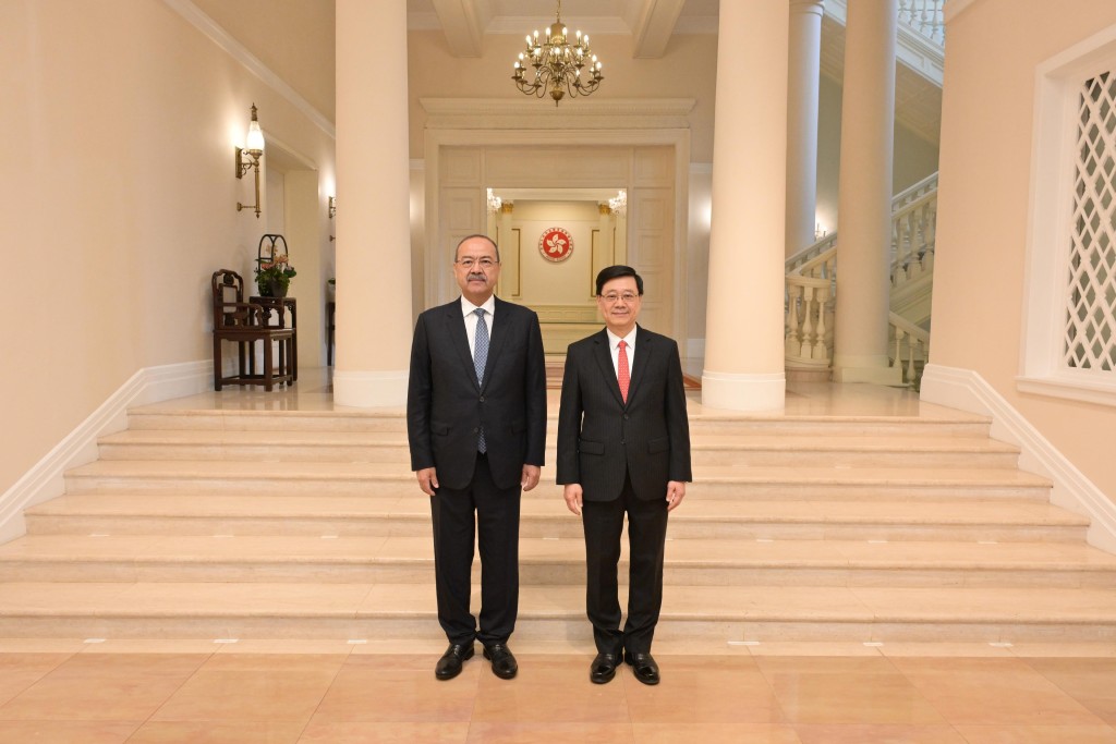 The Chief Executive, John Lee (right), meets with the visiting Prime Minister of Uzbekistan, Abdulla Nigmatovich Aripov (left), 