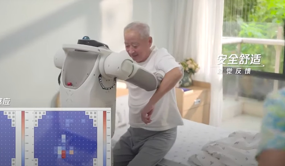 The Five helps an elderly to get up. The Five helps an elderly to get up.