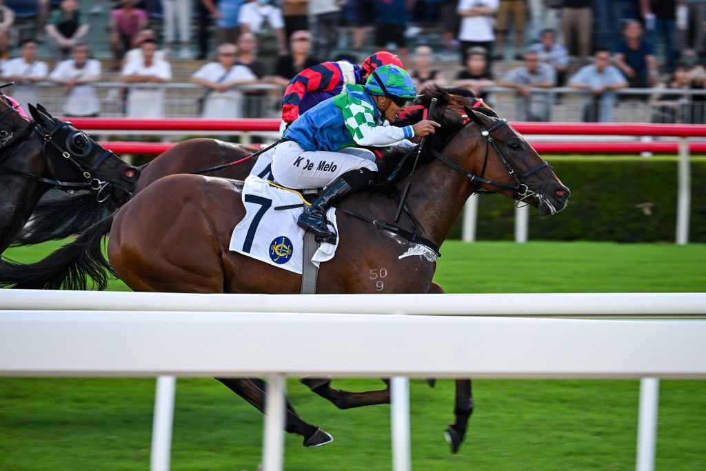 Keagon De Melo kicks home on Copartner Prance (HKJC) 