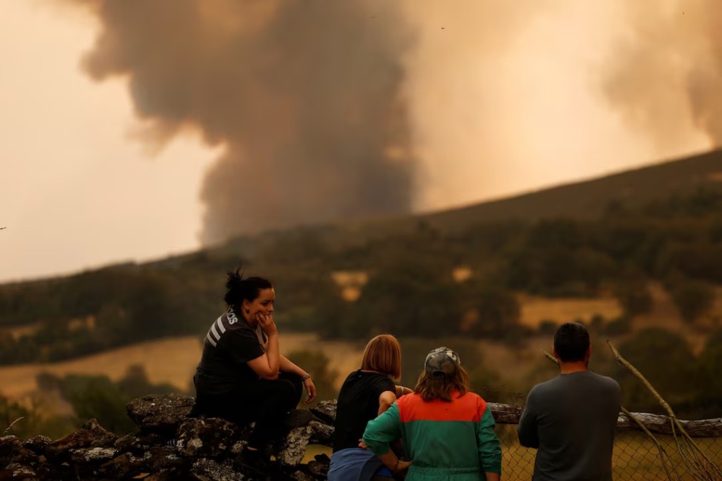 Local residents keep watch as a wildfire approaches the vicinity of Villanueva de la Sierra, Zamora, Spain August 14, 2025. REUTERS/Susana Vera 