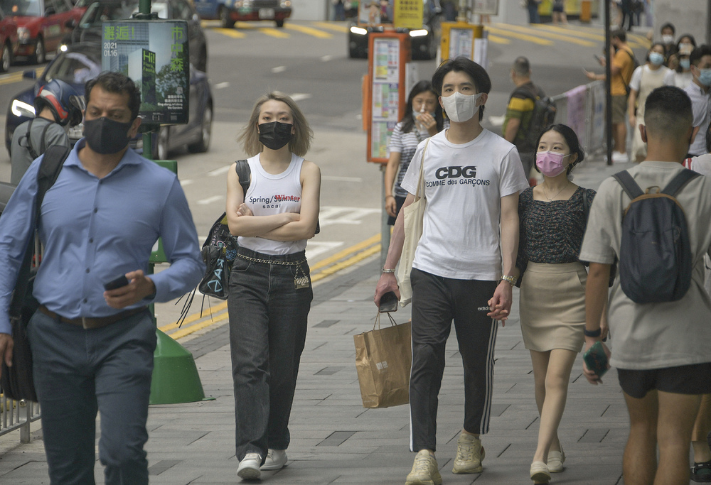 There are some 9,000 positions in Guangdong public institutions awaiting young Hongkongers. SING TAO There are some 9,000 positions in Guangdong public institutions awaiting young Hongkongers. SING TAO