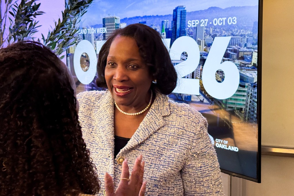 Federal Reserve Governor Lisa Cook speaks with an attendee at the Oakland Tech Week in Oakland, California, US, September 28, 2026. Picture taken with a mobile phone. REUTERS/Ann Saphir